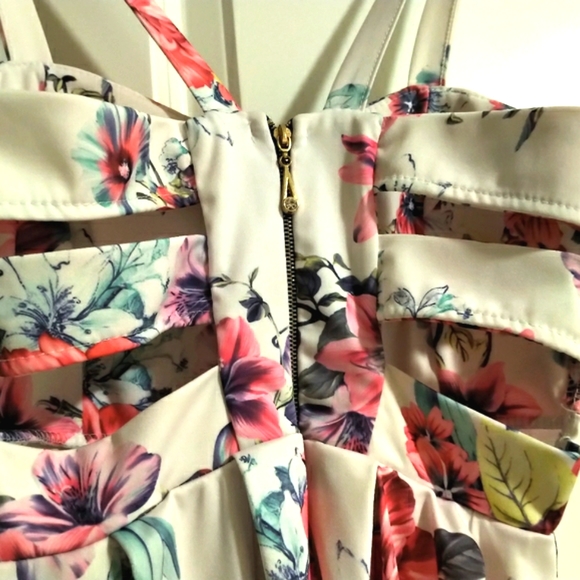 ✨SALE: 2 for 50% off!✨ XS Flower Print Summer Dress - Picture 4 of 5